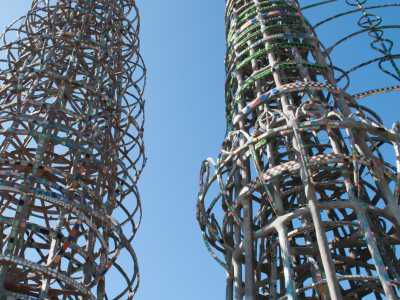 ...nelle �Watts Tower�, due strutture in acciaio alte 30 metri realizzate a Los Angeles dall�immigrato italiano Simon Rodia...(foto di InSapphoWeTrust)
